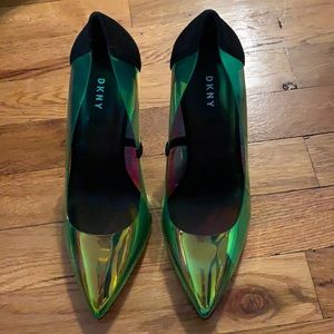 DKNY Classic Vinyl pump